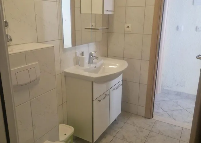 Homestay Mikuljan Apartments- Free Parking -5 Min By Walk To *