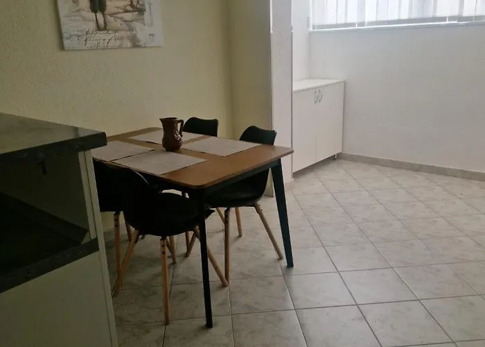 Homestay Mikuljan Apartments- Free Parking -5 Min By Walk To